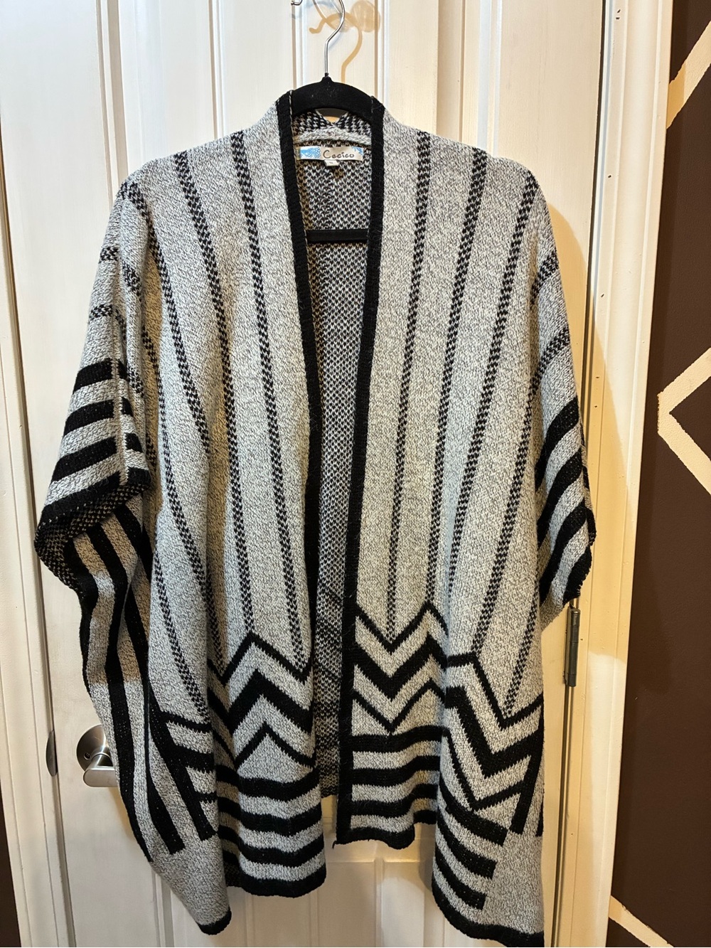 Cecico Black & Gray Open-Front Striped Chevron Cardigan